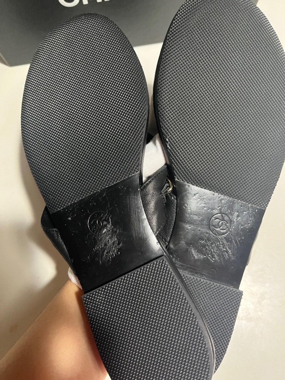 CHANEL Black Leather Chain-Trim Thong Sandals with Gold CC - Picture 5 of 8
